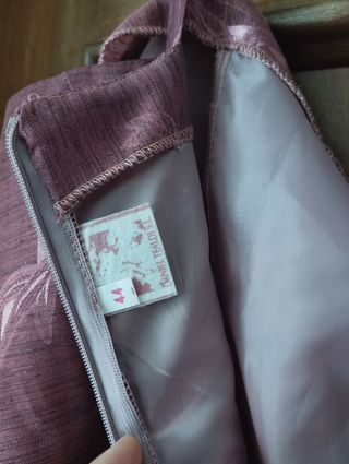 Vestido de fiesta con chaqueta fular y bolso