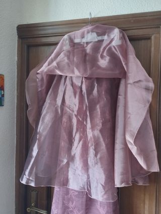 Vestido de fiesta con chaqueta fular y bolso