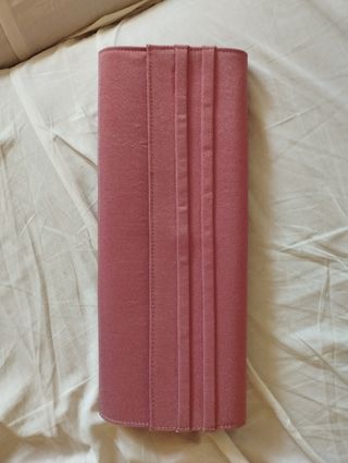 Vestido de fiesta con chaqueta fular y bolso