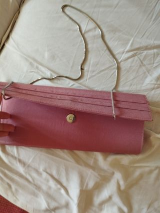 Vestido de fiesta con chaqueta fular y bolso