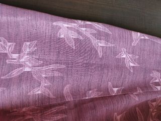 Vestido de fiesta con chaqueta fular y bolso