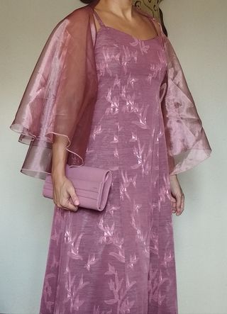 Vestido de fiesta con chaqueta fular y bolso