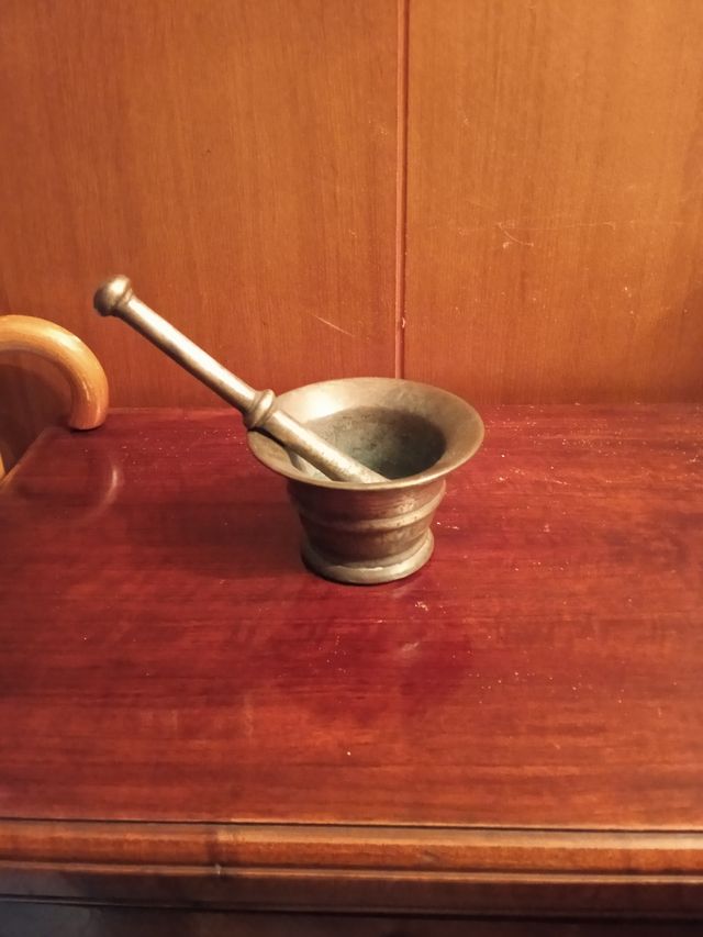 Almirez de bronce antiguo