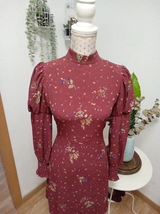 Vestido color burdeos estilo floral, Corte Inglés