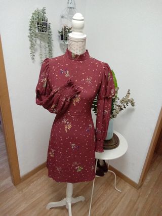 Vestido color burdeos estilo floral, Corte Inglés