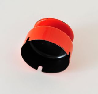 Cenicero vintage de metal esmaltado. Naranja