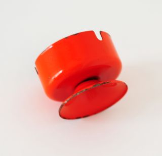 Cenicero vintage de metal esmaltado. Naranja