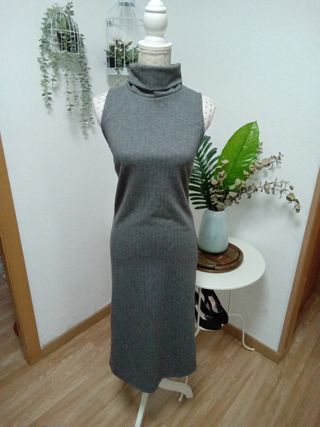 Vestido gris de la firma Stradivarius