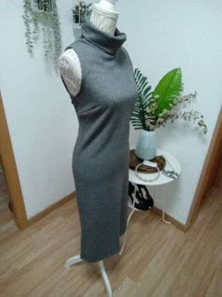 Vestido gris de la firma Stradivarius