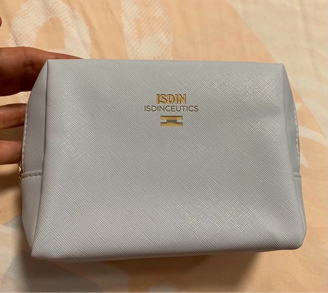 Neceser Isdin Isdinceutics en azul cielo
