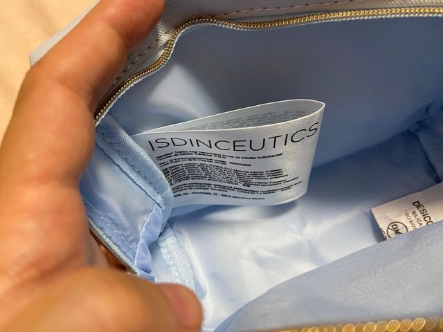 Neceser Isdin Isdinceutics en azul cielo