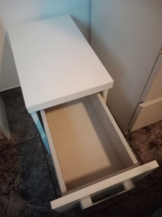 mesita con 2 cajones