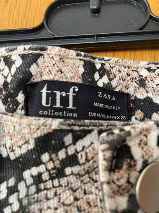 falda vaquera corta estampado serpiente