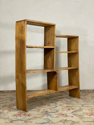 Antigua estantería rústica abuhardillada