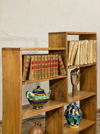 Antigua estantería rústica abuhardillada