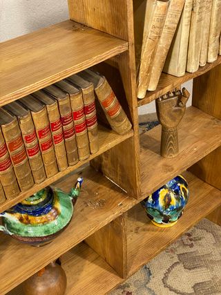 Antigua estantería rústica abuhardillada