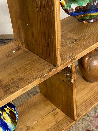 Antigua estantería rústica abuhardillada