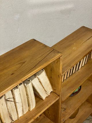 Antigua estantería rústica abuhardillada