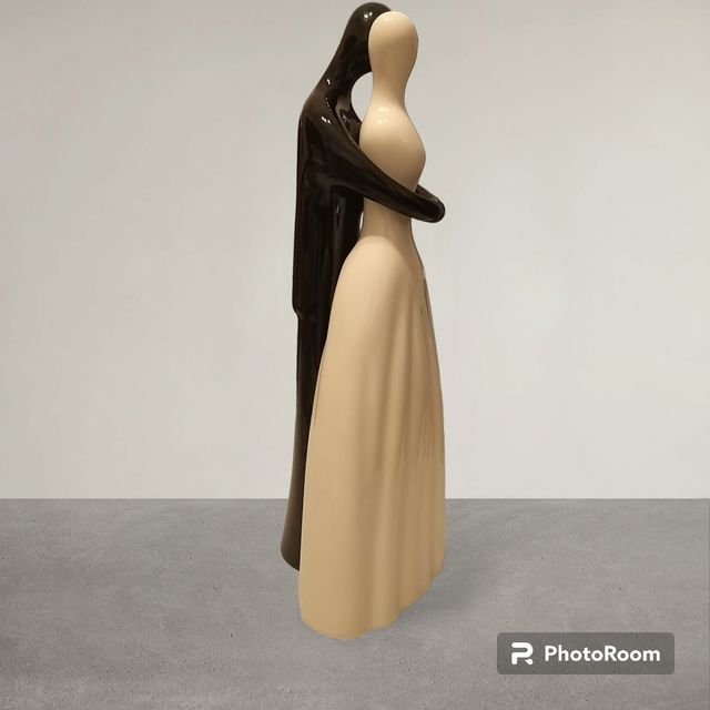 Statuetta sposi abbraccio