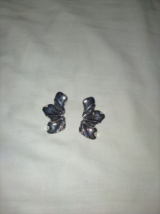 Pendientes plateados con forma de flor