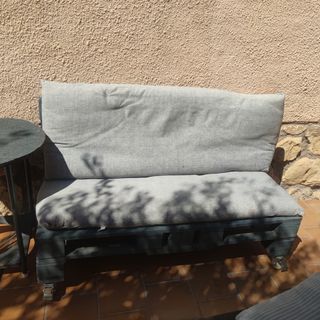 Sofa palets con ruedas y cojines