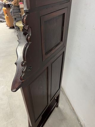 Pareja de Vitrinas esquineras en madera.