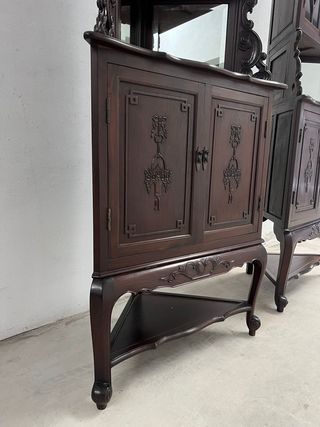 Pareja de Vitrinas esquineras en madera.