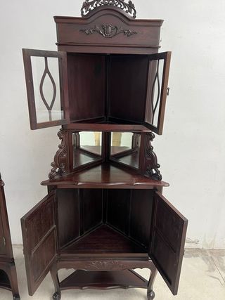 Pareja de Vitrinas esquineras en madera.