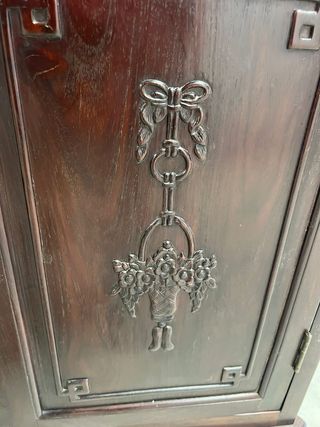 Pareja de Vitrinas esquineras en madera.