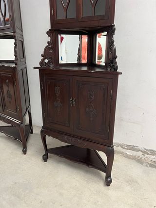 Pareja de Vitrinas esquineras en madera.