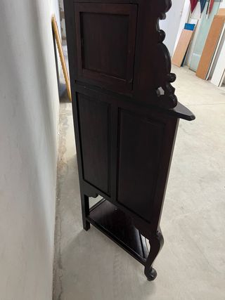 Pareja de Vitrinas esquineras en madera.