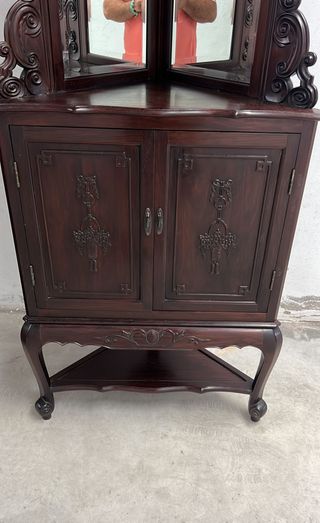 Pareja de Vitrinas esquineras en madera.