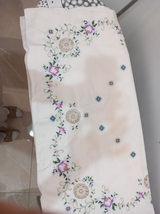 Tovaglietta da the o centro tavola ricamata  a ✋️