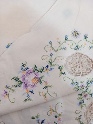 Tovaglietta da the o centro tavola ricamata  a ✋️