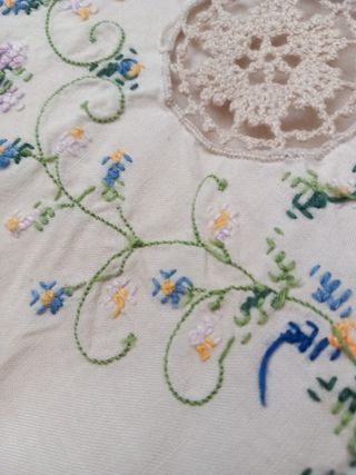 Tovaglietta da the o centro tavola ricamata  a ✋️