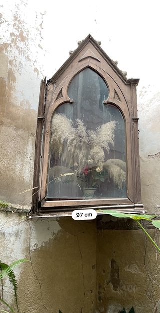 Vitrina antigua por restaurar