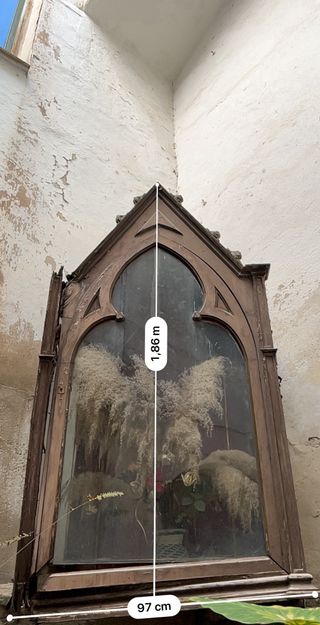 Vitrina antigua por restaurar