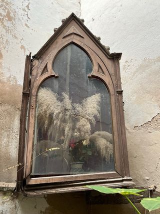 Vitrina antigua por restaurar