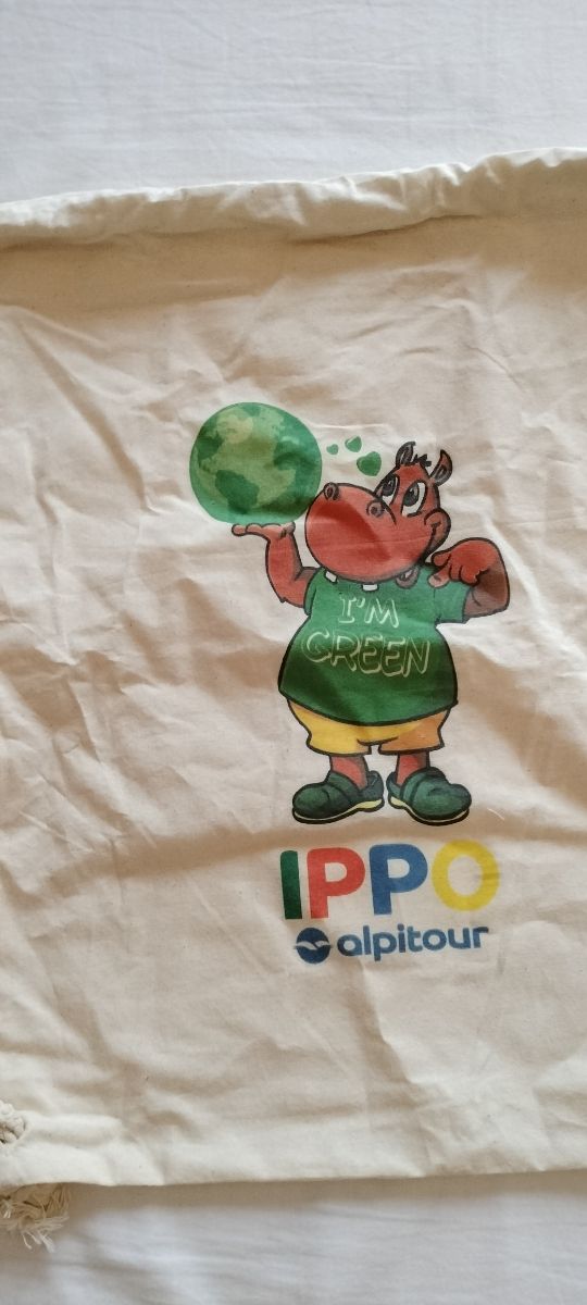 Borraccia, cappellino e sacca Alpitour