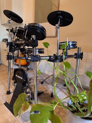 Bateria electronica Alesis + doblepedal TAMA izq