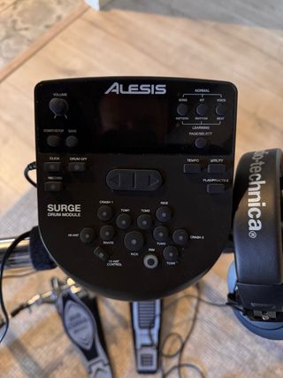 Bateria electronica Alesis + doblepedal TAMA izq