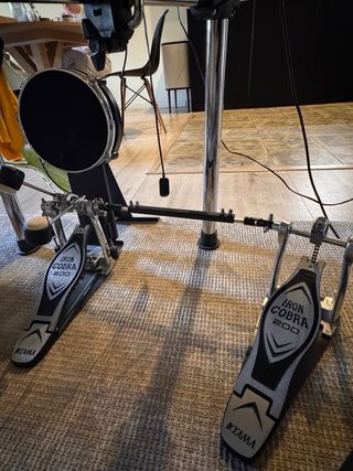 Bateria electronica Alesis + doblepedal TAMA izq