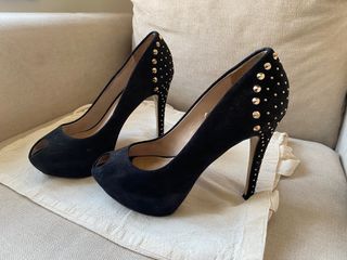 Zapato negro con tachuelas