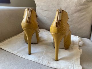 Zapatos piel cocodrilo amarillos