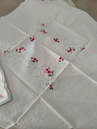 Tovaglietta thè ricamata . Vintage