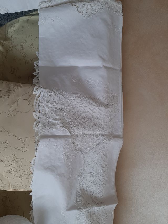 Tovaglia ricamata da 12