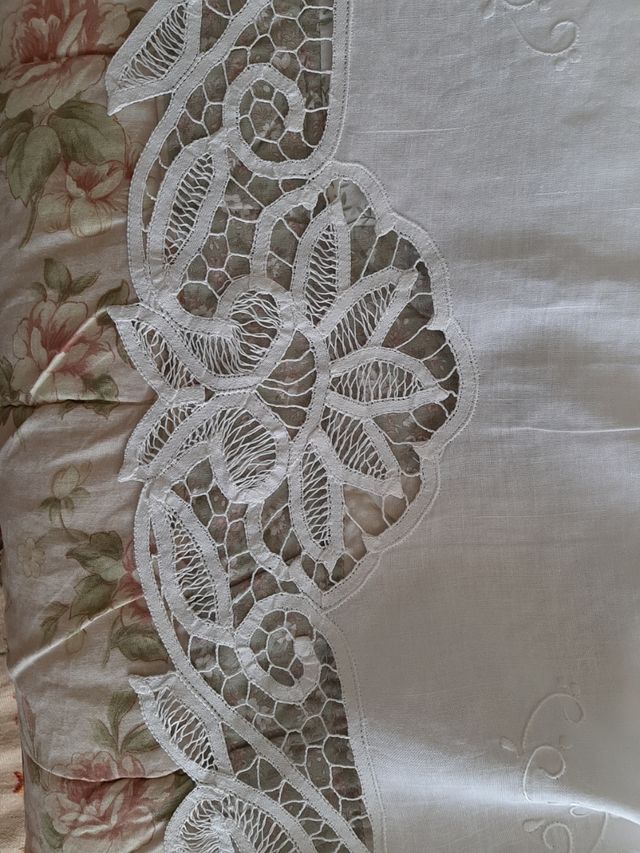 Tovaglia ricamata da 12