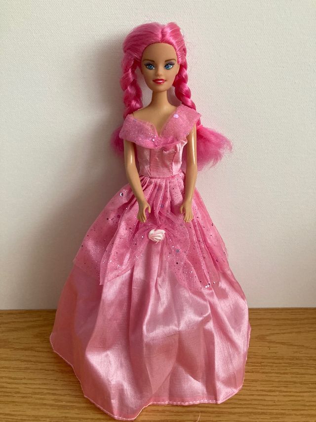 Bonita muñeca china imitación barbie. 