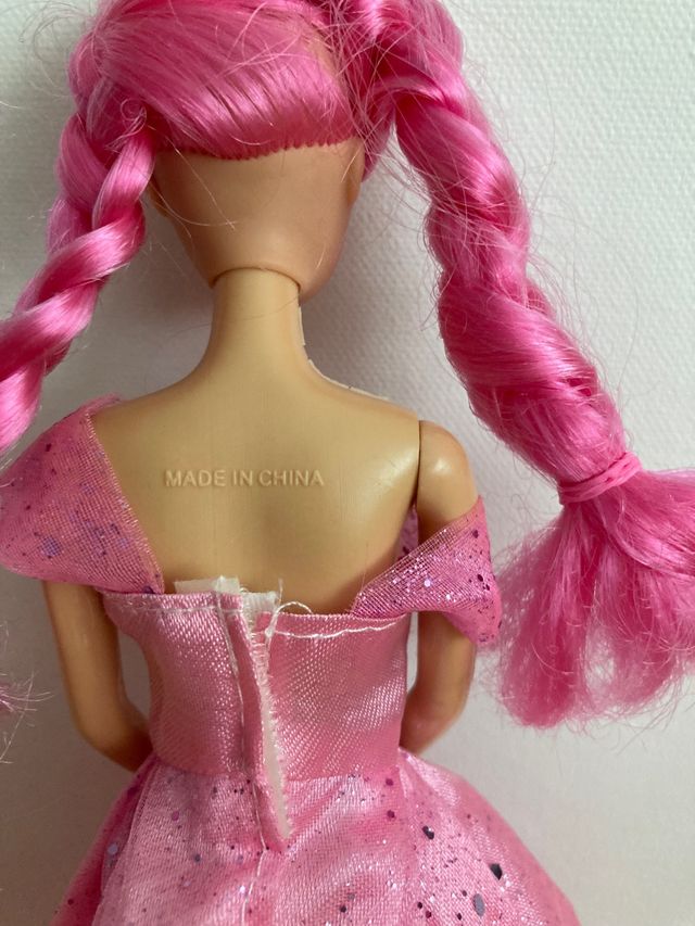 Bonita muñeca china imitación barbie. 