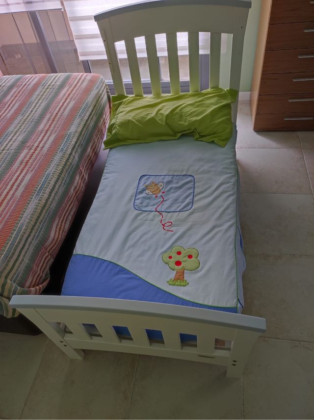 cama bebé marca Trama + cajonera + colchón + edred